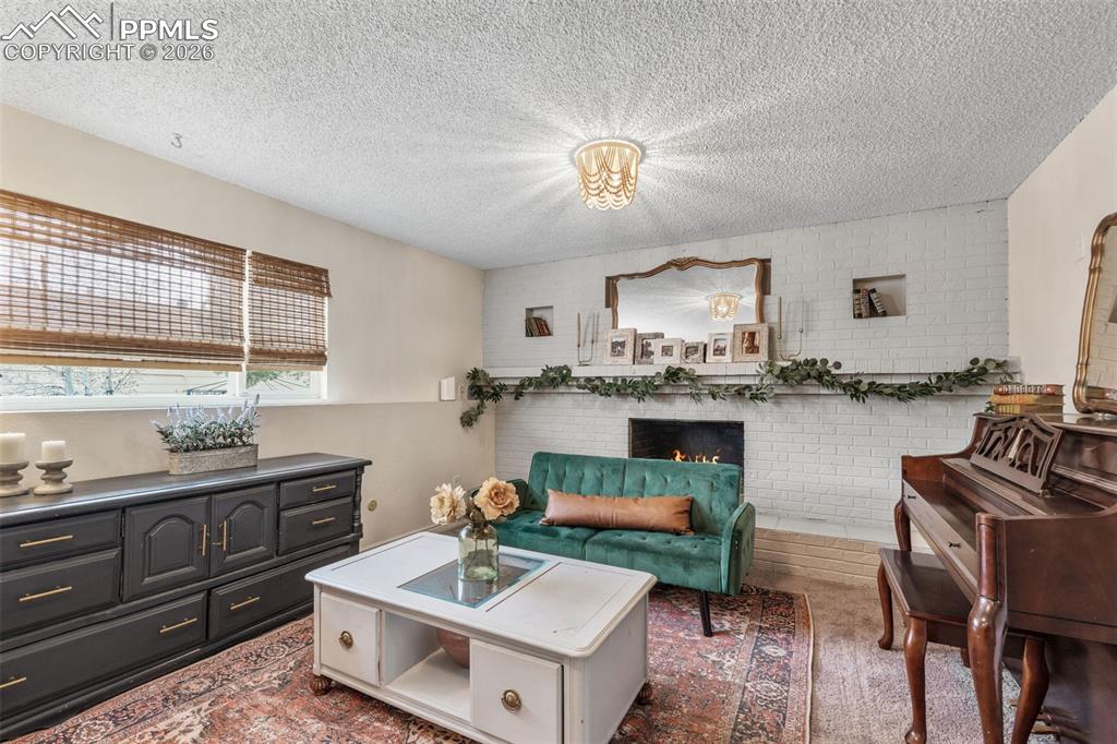 Image 17 of 40: Living Room