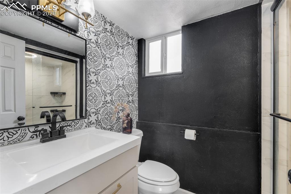 Image 21 of 40: Bathroom