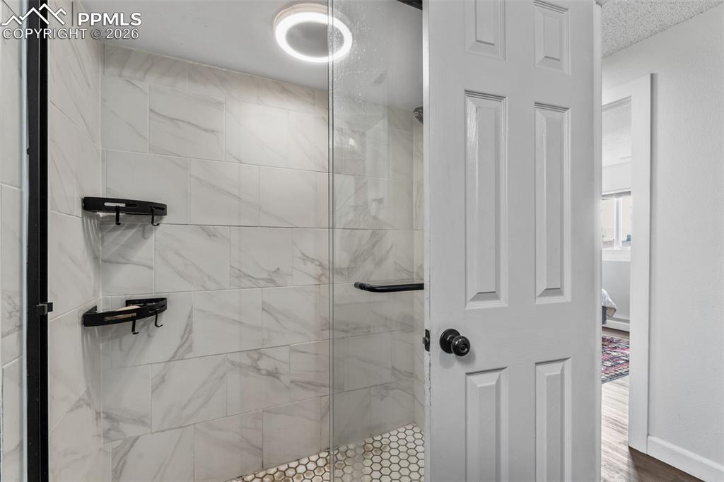 Image 22 of 40: Bathroom