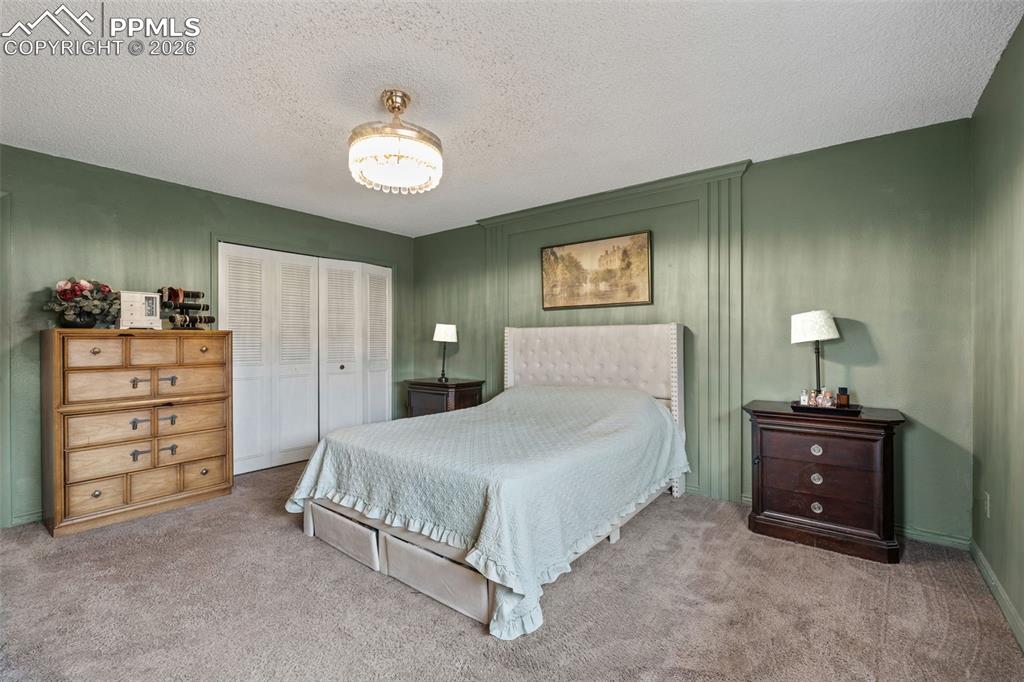 Image 25 of 40: Bedroom