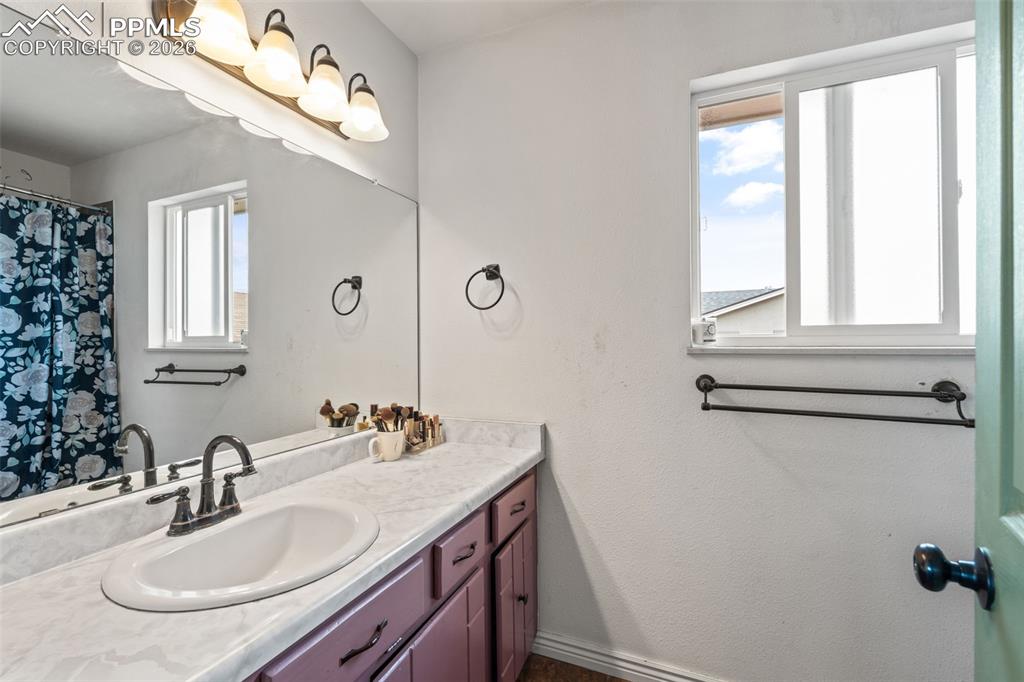 Image 27 of 40: Bathroom