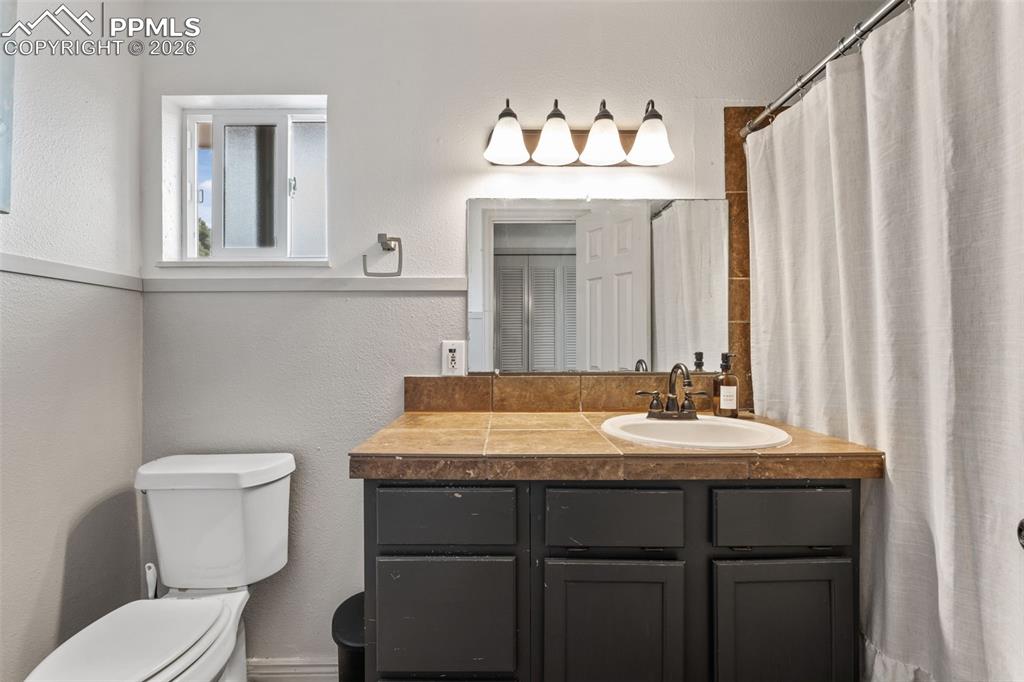 Image 30 of 40: Bathroom