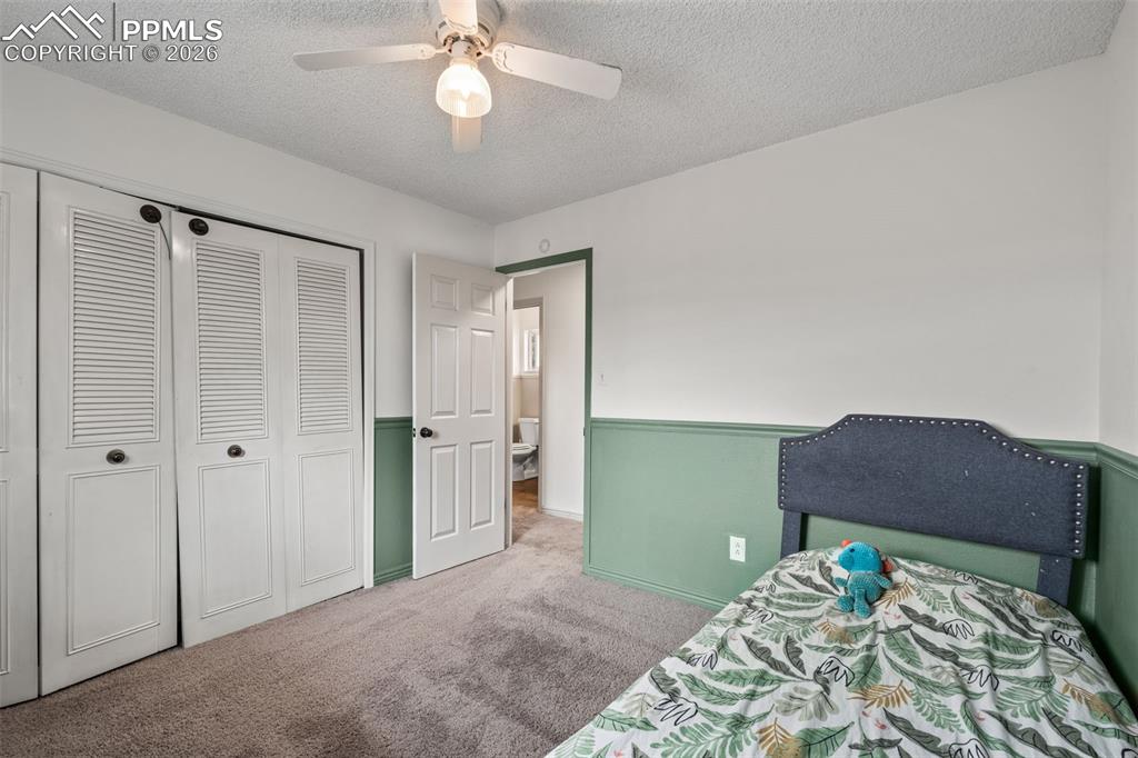 Image 32 of 40: Bedroom