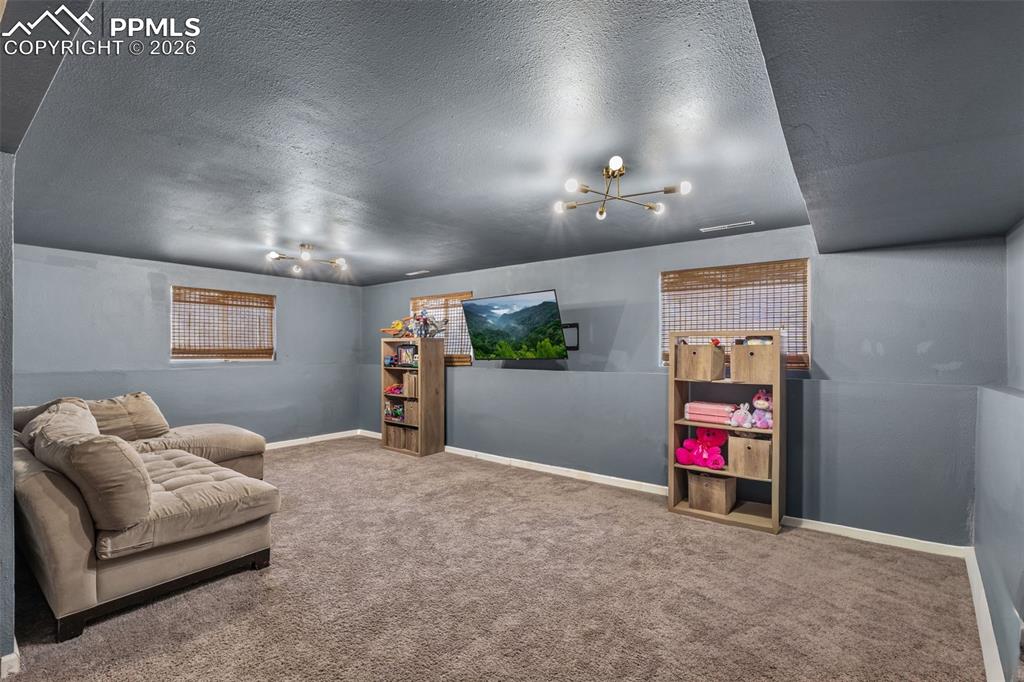 Image 33 of 40: Family Room