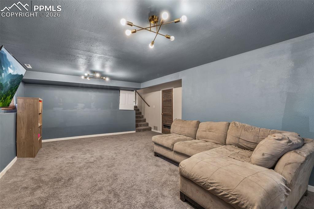 Image 34 of 40: Family Room