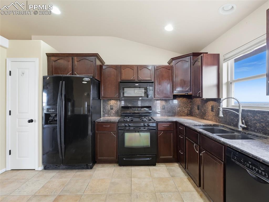 Image 17 of 50: Kitchen