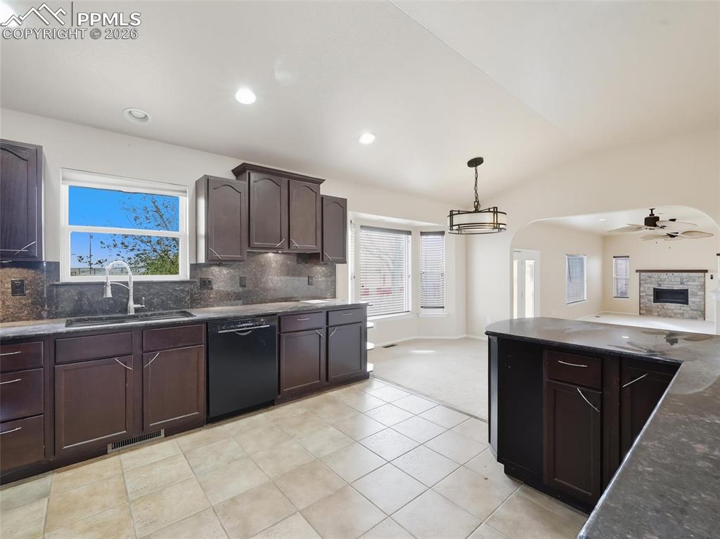 Image 19 of 50: Kitchen