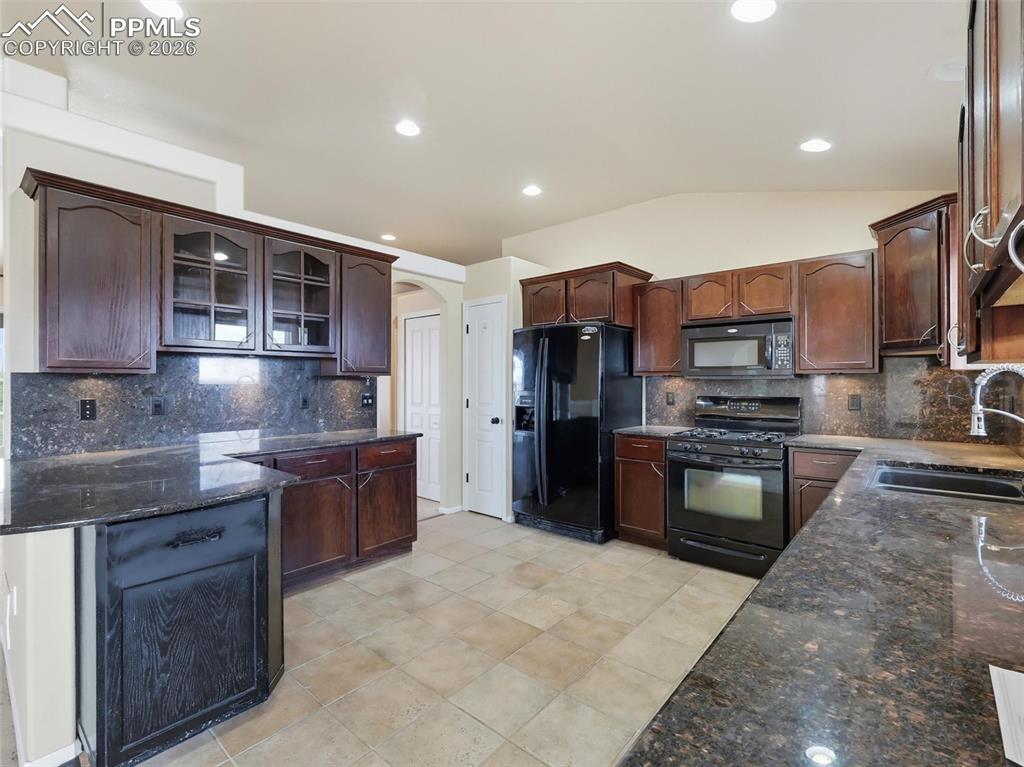 Image 20 of 50: Kitchen