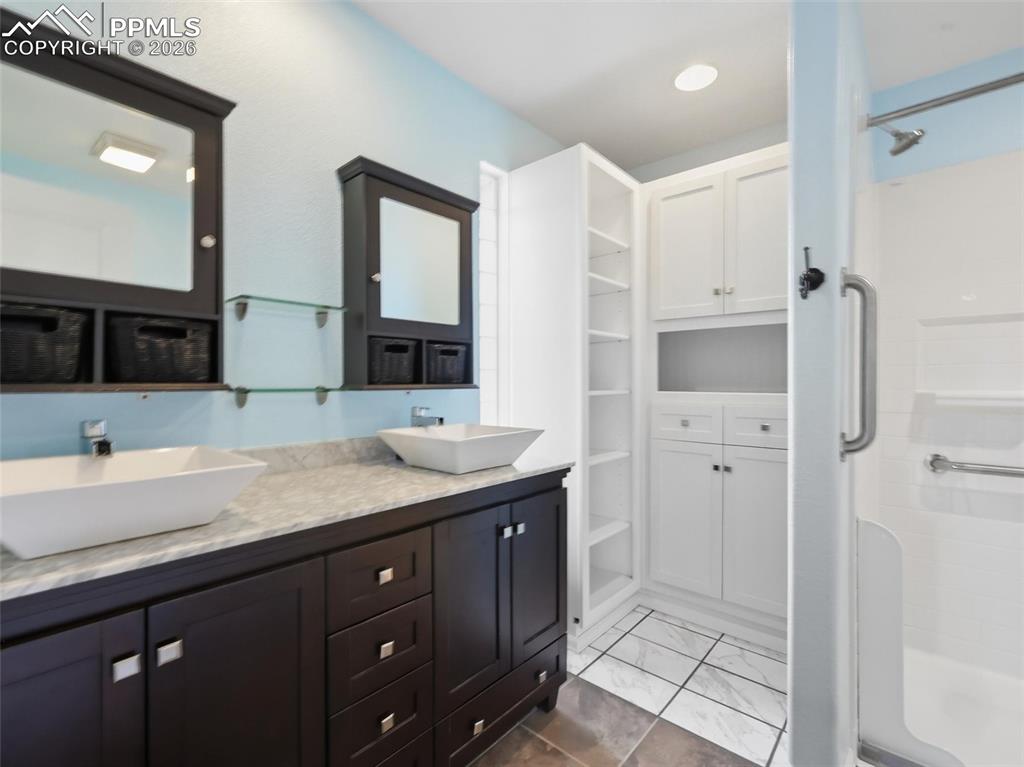 Image 27 of 50: Bathroom