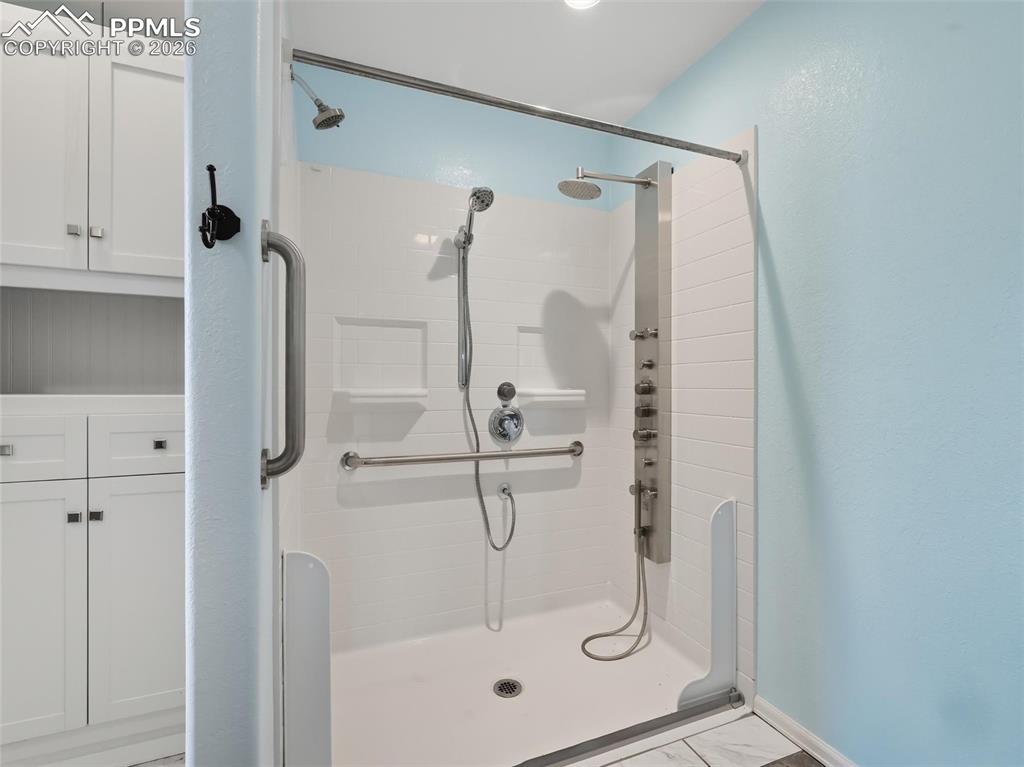 Image 29 of 50: Bathroom