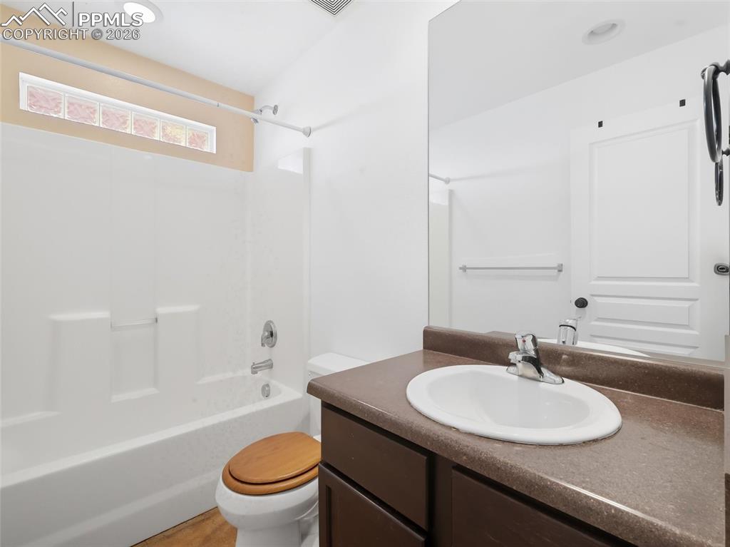 Image 42 of 50: Bathroom