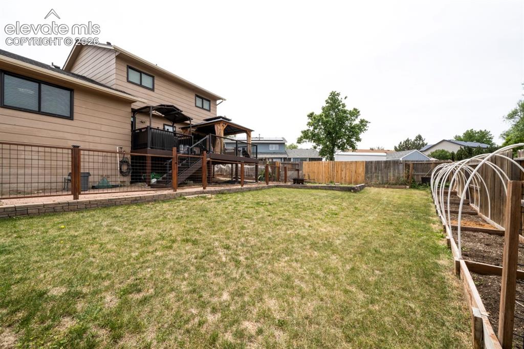 Image 10 of 42: Yard