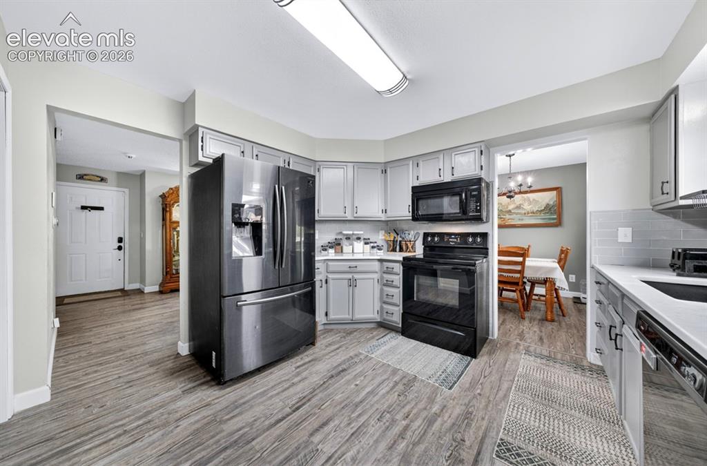 Image 19 of 42: Kitchen