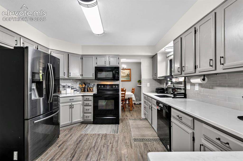 Image 20 of 42: Kitchen