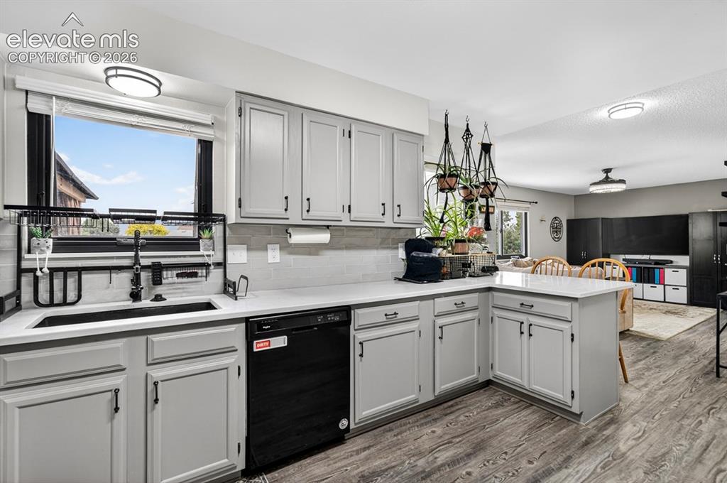 Image 21 of 42: Kitchen