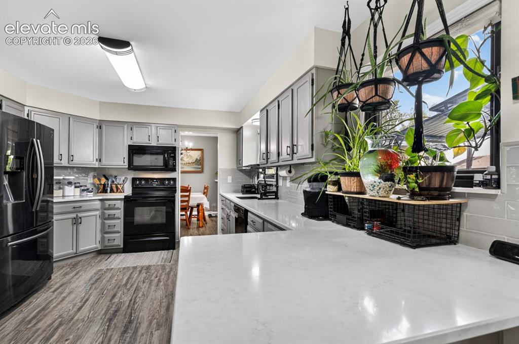 Image 22 of 42: Kitchen