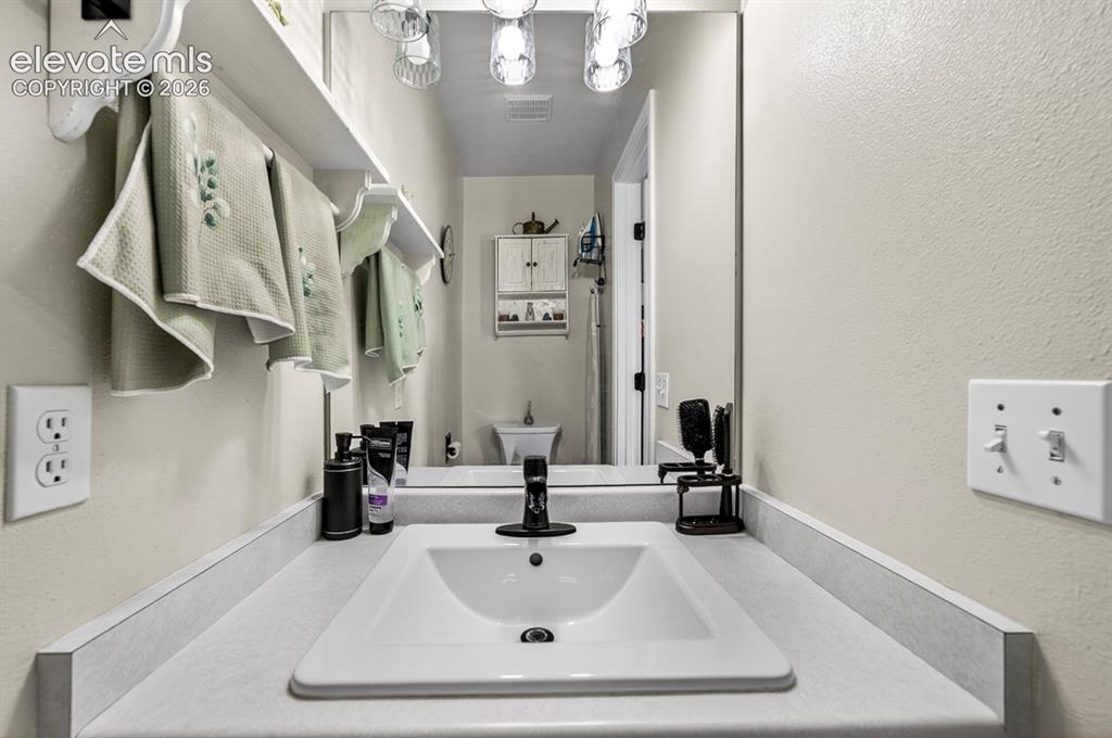 Image 27 of 42: Bathroom