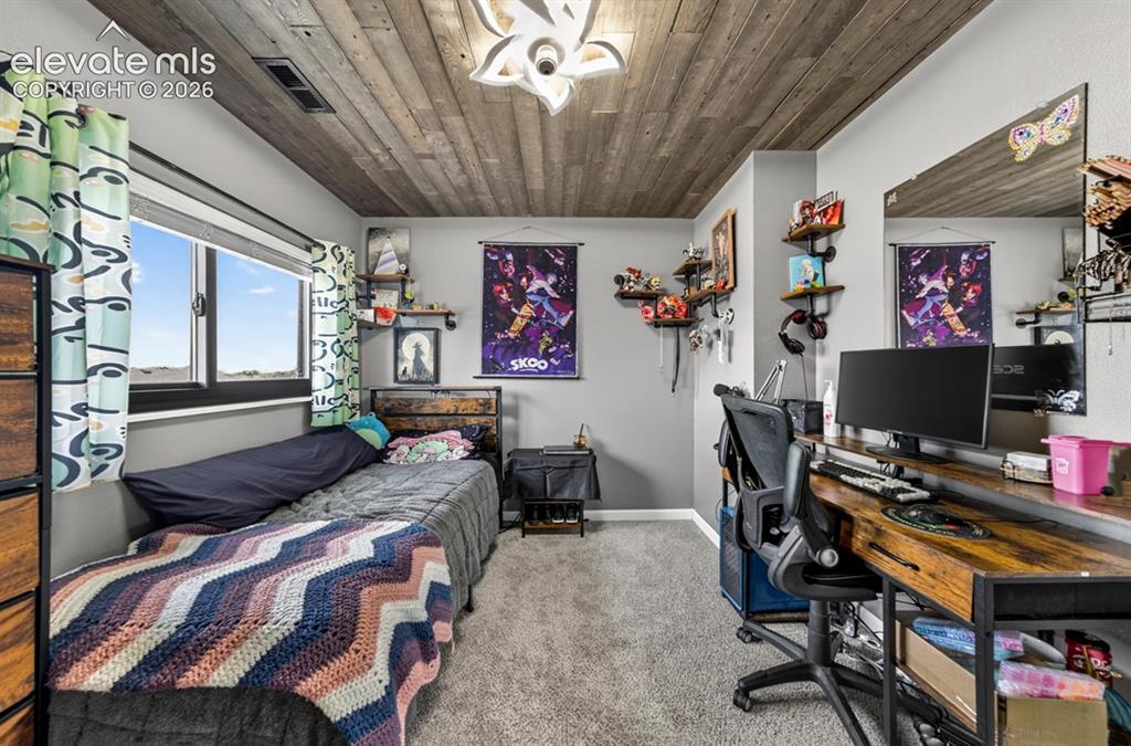 Image 34 of 42: Bedroom