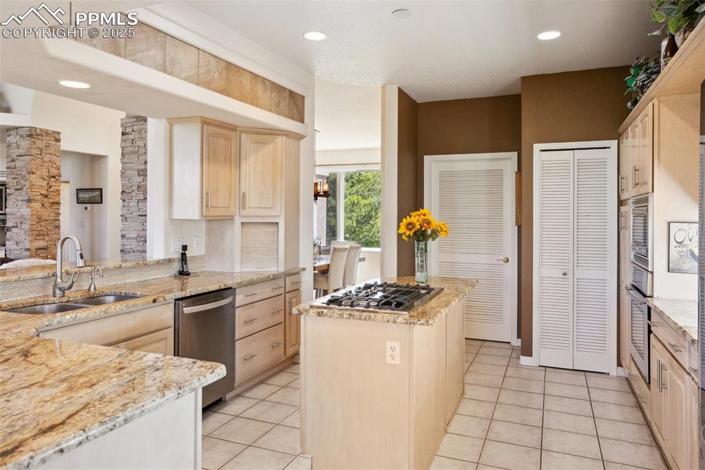 Image 10 of 49: Gourmet Kitchen Gas Cooktop!