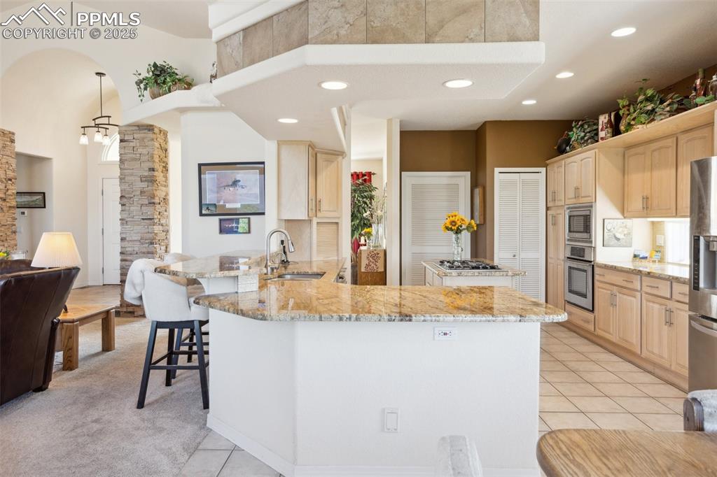 Image 12 of 49: Sprawling Breakfast Bar!