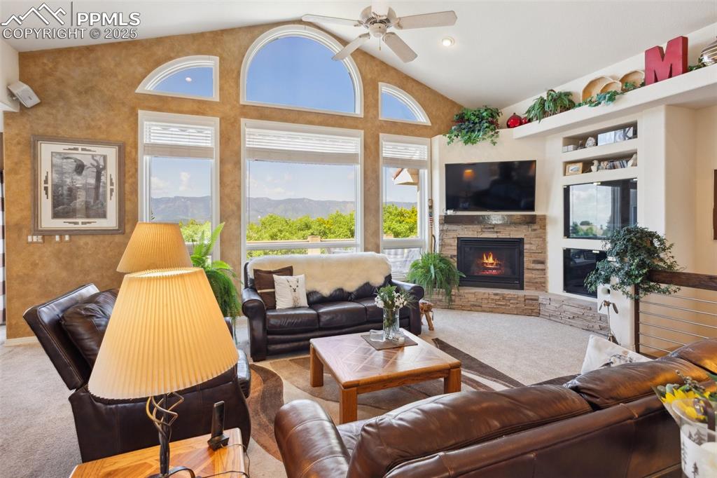 Image 17 of 49: Gas Fireplace!