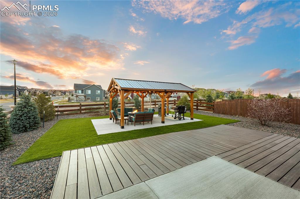 Image 34 of 39: Deck