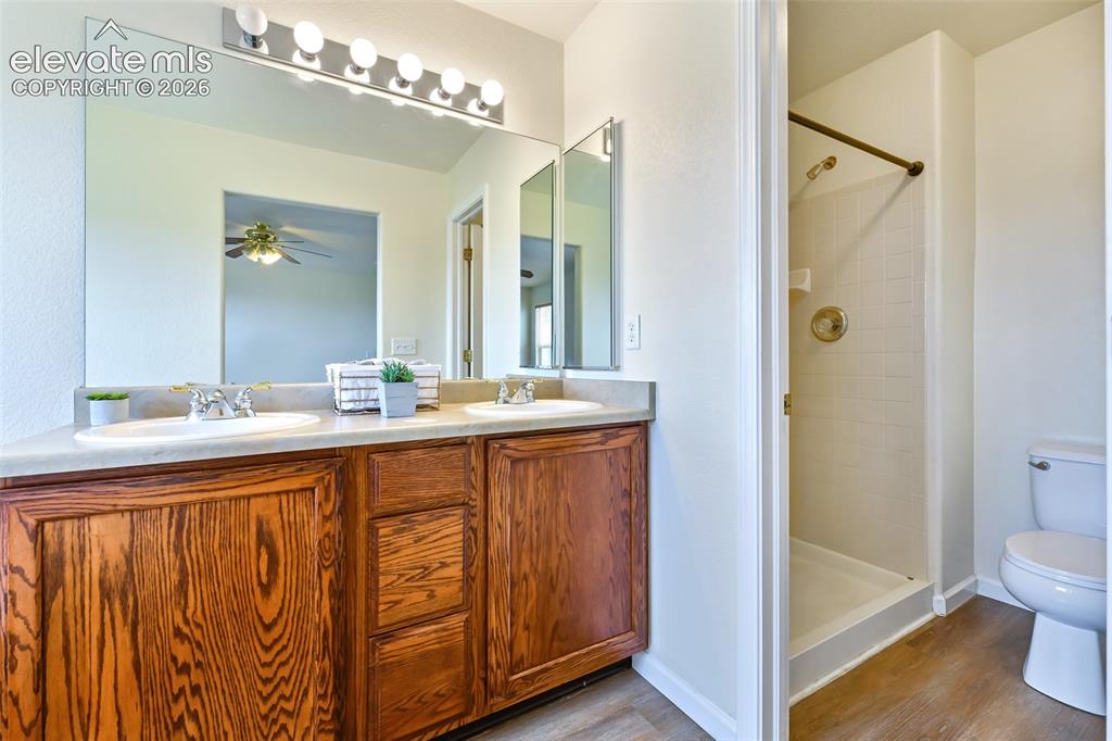 Image 14 of 33: Bathroom