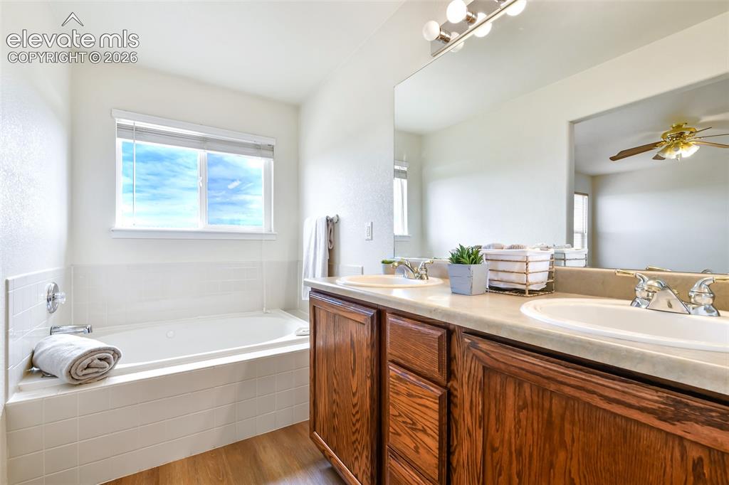 Image 15 of 33: Bathroom