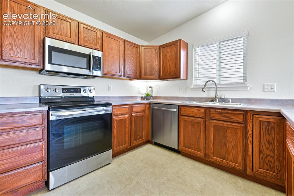 Image 4 of 33: Kitchen