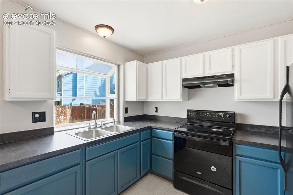 Image 12 of 37: Kitchen