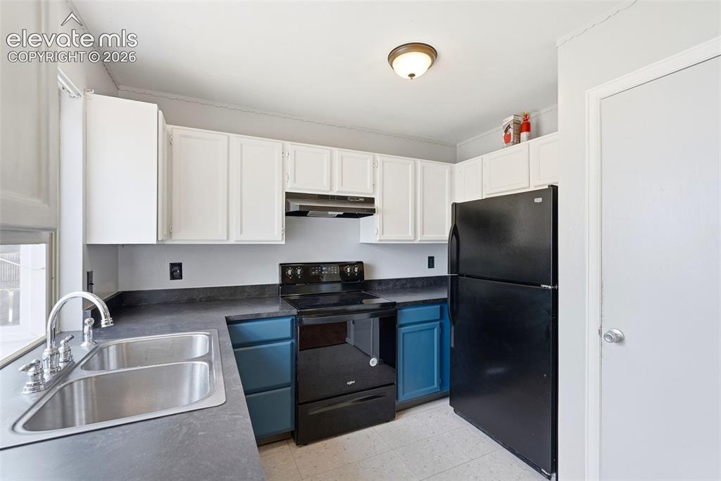 Image 13 of 37: Kitchen
