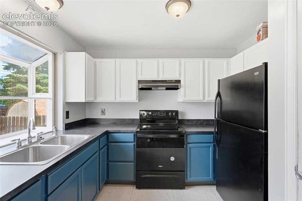 Image 14 of 37: Kitchen