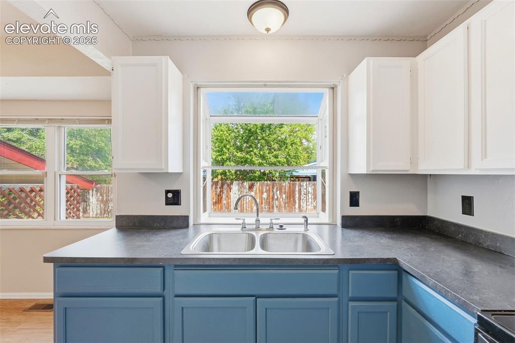 Image 15 of 37: Kitchen