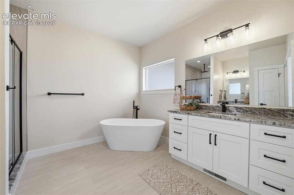Image 16 of 26: Primary 5 piece bath
