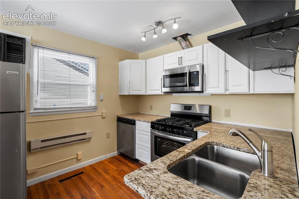 Image 11 of 21: Kitchen