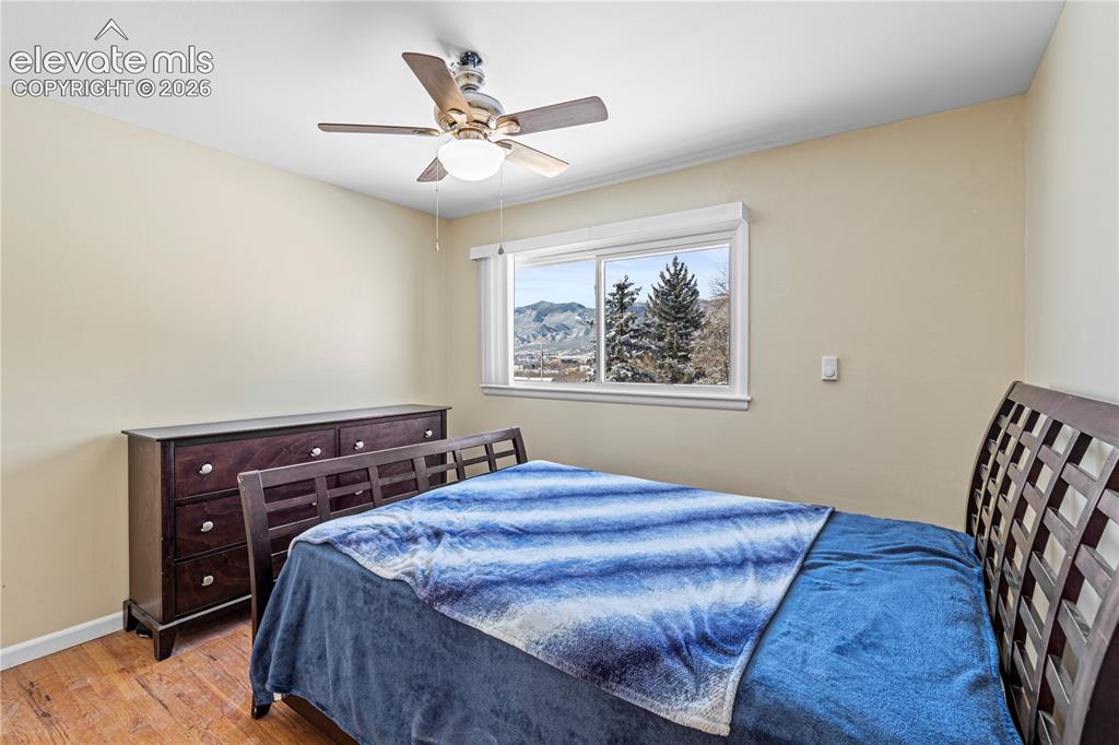 Image 16 of 21: Bedroom