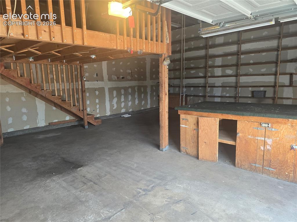 Image 22 of 28: Garage