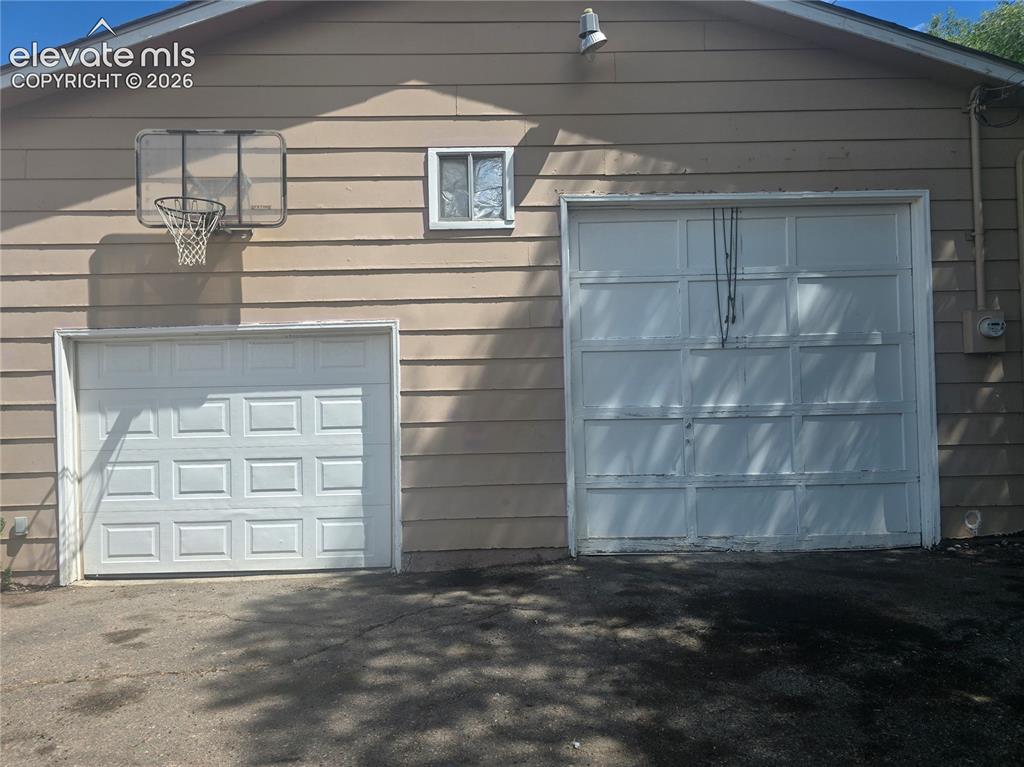 Image 28 of 28: Garage