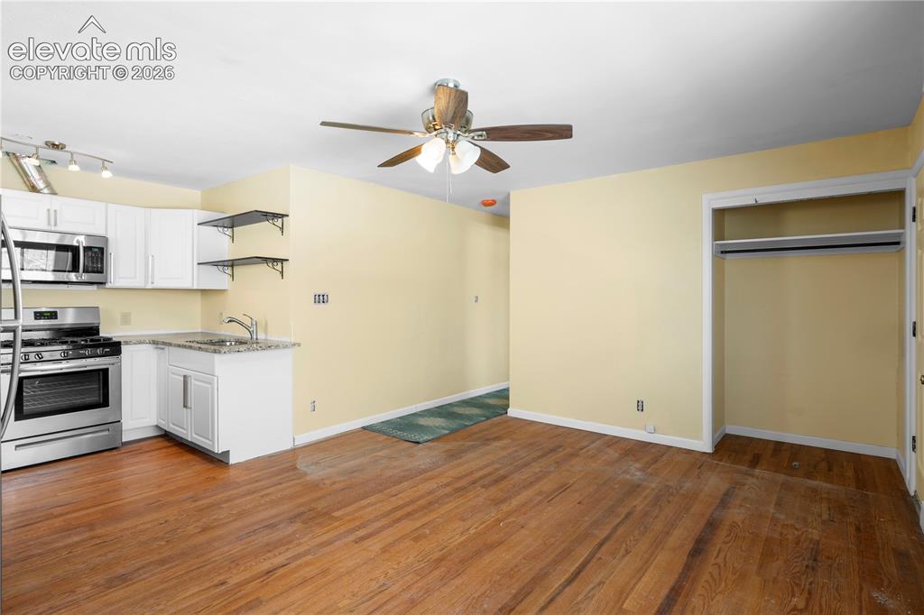 Image 6 of 21: Kitchen