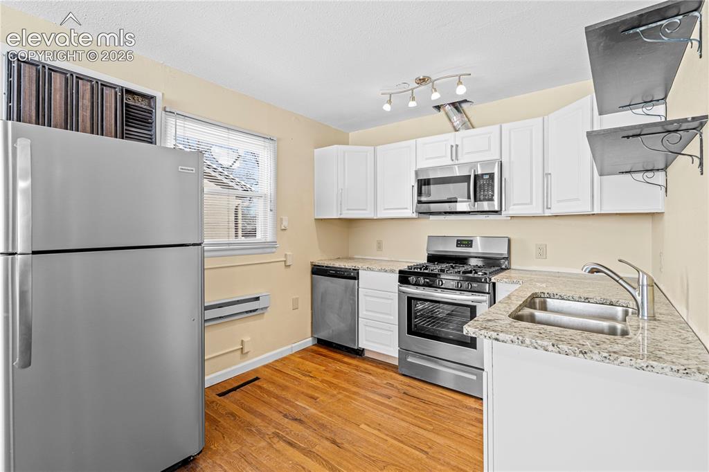 Image 7 of 21: Kitchen