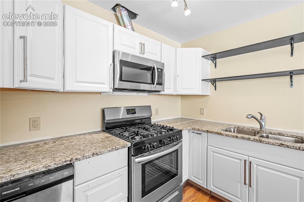 Image 8 of 21: Kitchen