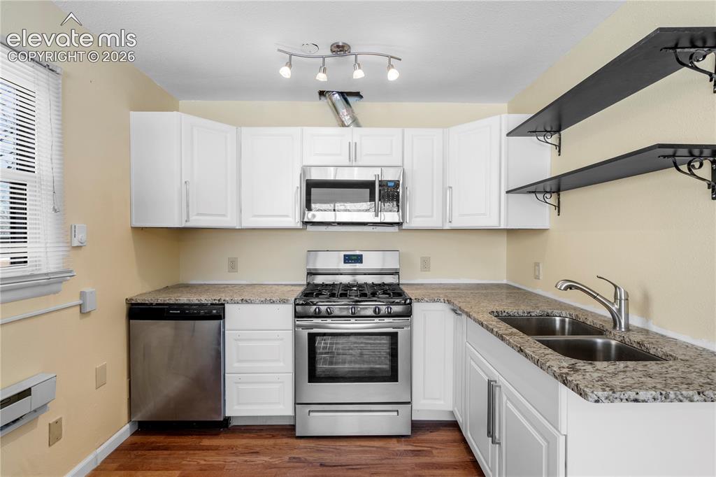 Image 9 of 21: Kitchen