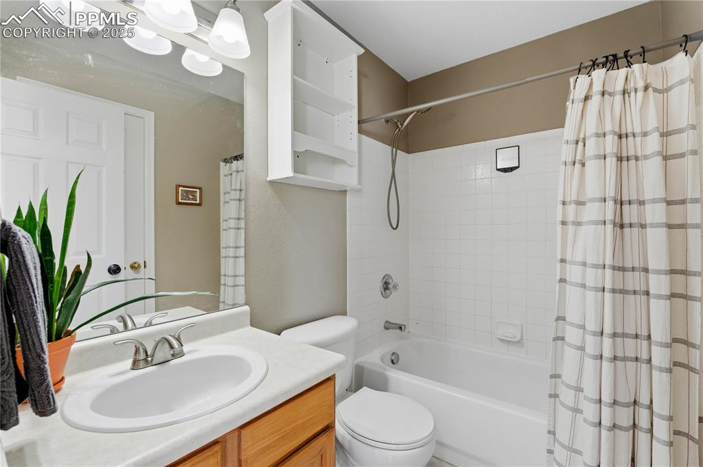 Image 28 of 38: Bathroom