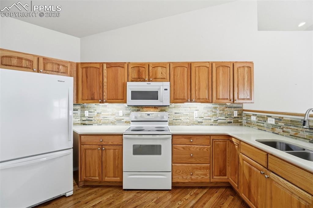 Image 15 of 48: Kitchen