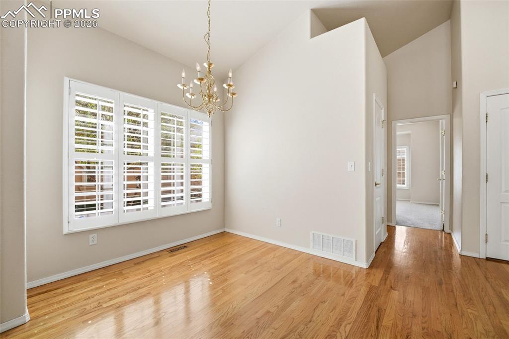 Image 19 of 48: Dining Area