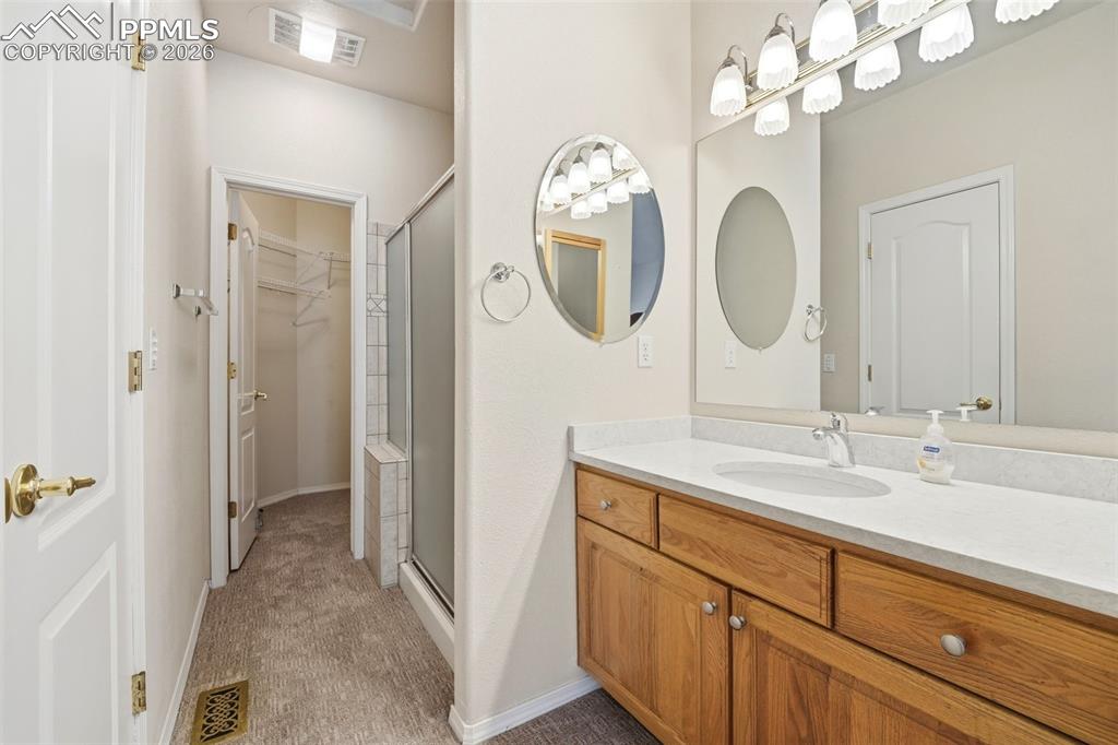 Image 23 of 48: Bathroom