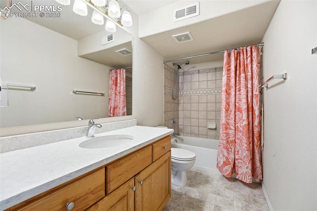 Image 36 of 48: Bathroom