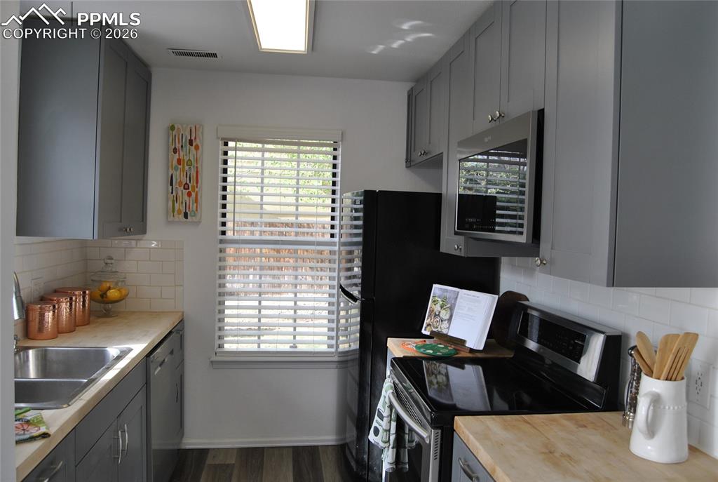 Image 10 of 28: Kitchen