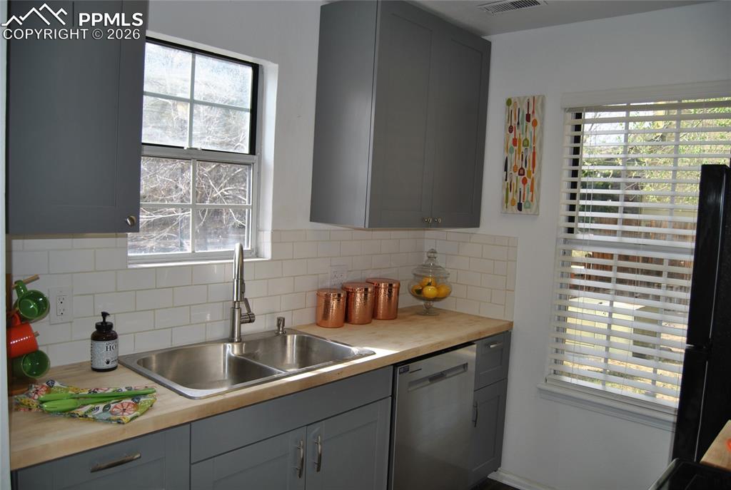 Image 11 of 28: Kitchen