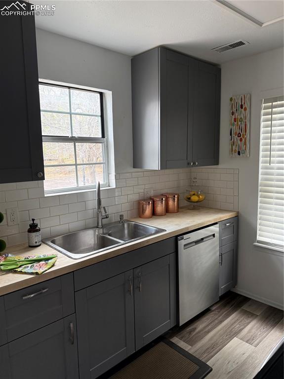 Image 12 of 28: Kitchen